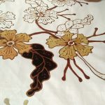 Teknik batik colet atau lukis dilakukan dengan mengoleskan pewarna menggunakan kuas. Hasilnya dipengaruhi kreativitas dan kombinasi warna.