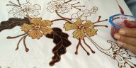 Teknik batik colet atau lukis dilakukan dengan mengoleskan pewarna menggunakan kuas. Hasilnya dipengaruhi kreativitas dan kombinasi warna.