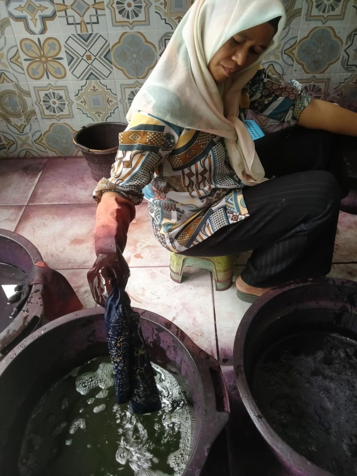 Teknik pewarnaan batik berbasis daun jati, jarak wulung, dan marenggo menghasilkan warna alami melalui ekstraksi, pencelupan, dan fiksasi.