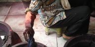 Teknik pewarnaan batik berbasis daun jati, jarak wulung, dan marenggo menghasilkan warna alami melalui ekstraksi, pencelupan, dan fiksasi.