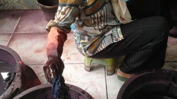 Teknik pewarnaan batik berbasis daun jati, jarak wulung, dan marenggo menghasilkan warna alami melalui ekstraksi, pencelupan, dan fiksasi.