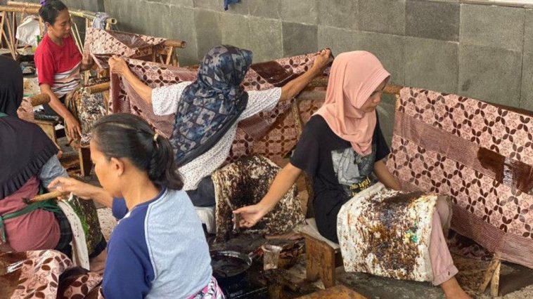 KMPIG-BTWMC membagi perlindungan Waleran Cirebon ke lima bidang, dari bahan baku, motif, pewarnaan hingga pemasaran.