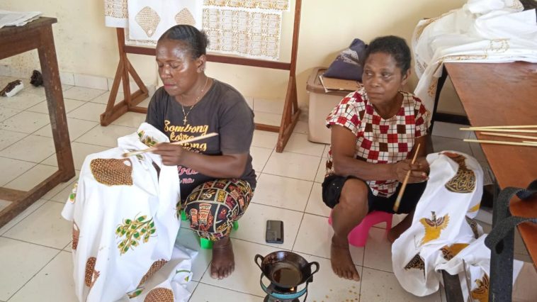 Batik Papua dikembangkan melalui enam motif terinspirasi piranti tradisi, memperkaya desain dan membuka peluang ekonomi kreatif.