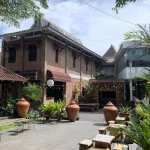 Corak dan warna batik dimanfaatkan sebagai elemen estetis ruang terbuka hijau Kafe Pecah Kopi Bandung untuk menghadirkan suasana nyaman.