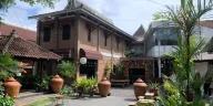 Corak dan warna batik dimanfaatkan sebagai elemen estetis ruang terbuka hijau Kafe Pecah Kopi Bandung untuk menghadirkan suasana nyaman.