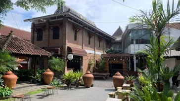 Corak dan warna batik dimanfaatkan sebagai elemen estetis ruang terbuka hijau Kafe Pecah Kopi Bandung untuk menghadirkan suasana nyaman.