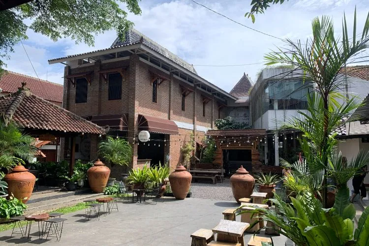 Corak dan warna batik dimanfaatkan sebagai elemen estetis ruang terbuka hijau Kafe Pecah Kopi Bandung untuk menghadirkan suasana nyaman.