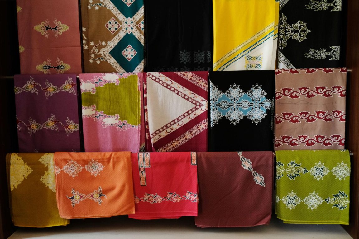 Batik Aceh Gayo dinilai belum kuat mencerminkan identitas lokal. Simak riset enam motif baru yang mengangkat ukiran Kerawang khas Gayo.