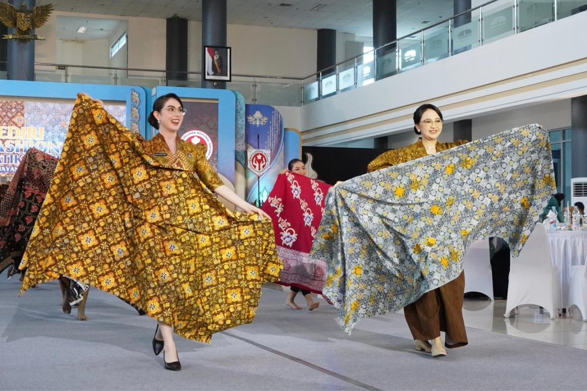Sejarah batik Kediri berkembang melalui perajin dan dukungan pemerintah, dengan motif alam, budaya, wisata, serta produk unggulan daerah.