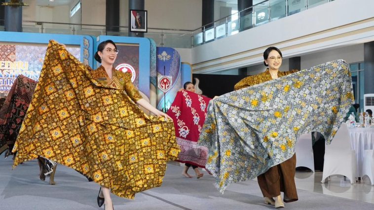 Sejarah batik Kediri berkembang melalui perajin dan dukungan pemerintah, dengan motif alam, budaya, wisata, serta produk unggulan daerah.