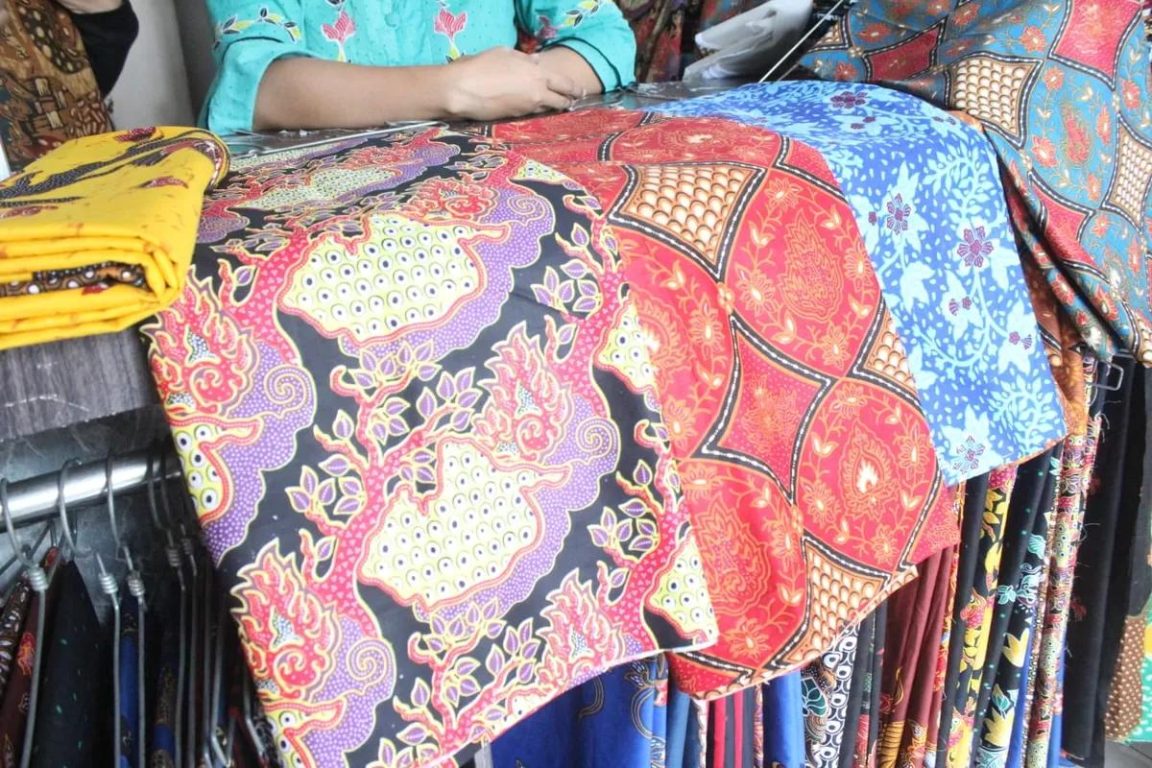 Motif batik Kediri Mangga Podang dan Nanas Podang mengolah produk unggulan pertanian menjadi karya kriya yang memperkuat identitas daerah.