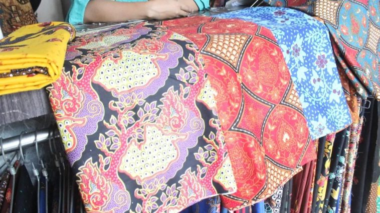 Motif batik Kediri Mangga Podang dan Nanas Podang mengolah produk unggulan pertanian menjadi karya kriya yang memperkuat identitas daerah.