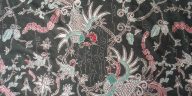 Motif batik Kediri Sawung Tunjung Tejamaya memadukan ayam jantan, teratai, dan relief Candi Tegowangi dalam komposisi budaya yang khas.