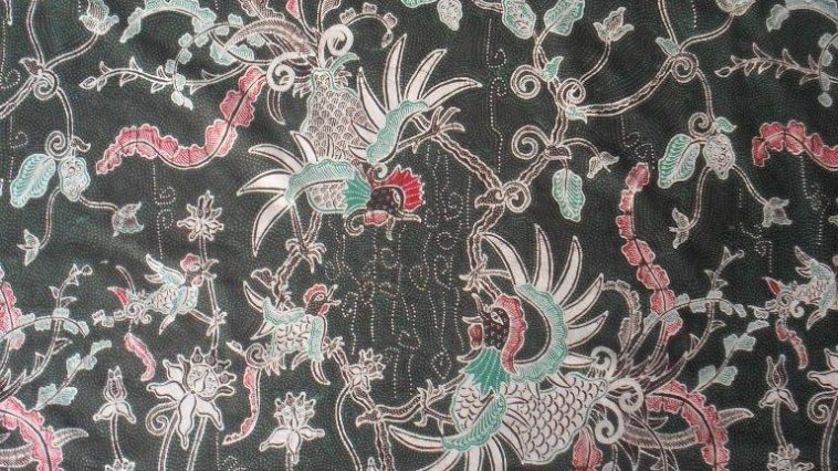 Motif batik Kediri Sawung Tunjung Tejamaya memadukan ayam jantan, teratai, dan relief Candi Tegowangi dalam komposisi budaya yang khas.