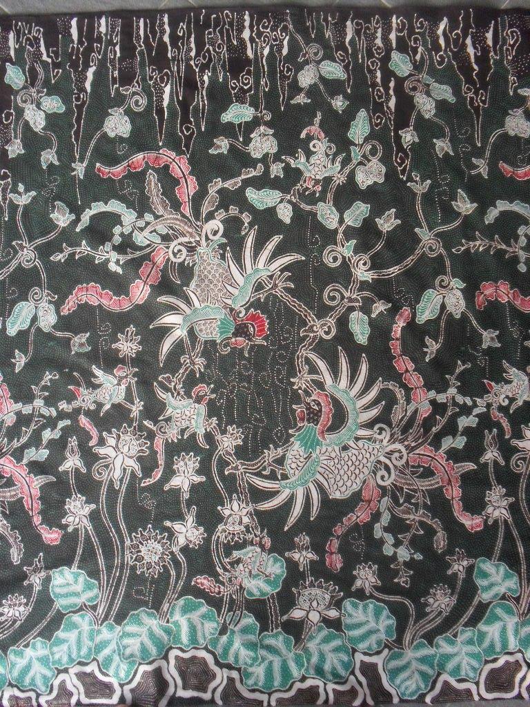 Motif batik Kediri Sawung Tunjung Tejamaya memadukan ayam jantan, teratai, dan relief Candi Tegowangi dalam komposisi budaya yang khas.