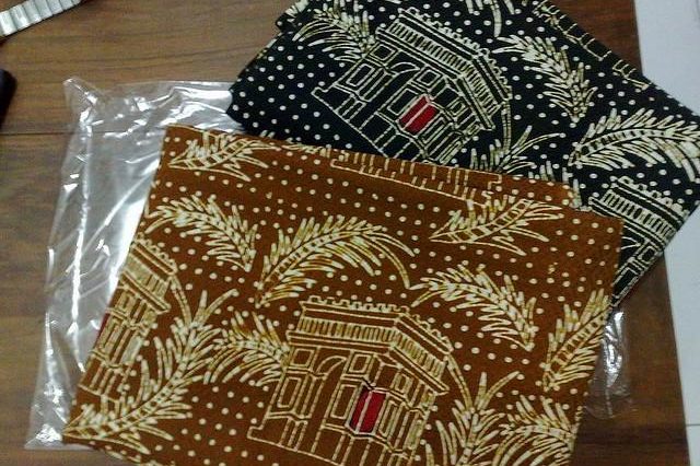 Motif batik Kediri mengangkat Gunung Kelud, Simpang Lima Gumul, candi, flora, dan fauna sebagai penanda kekayaan budaya Kabupaten Kediri.