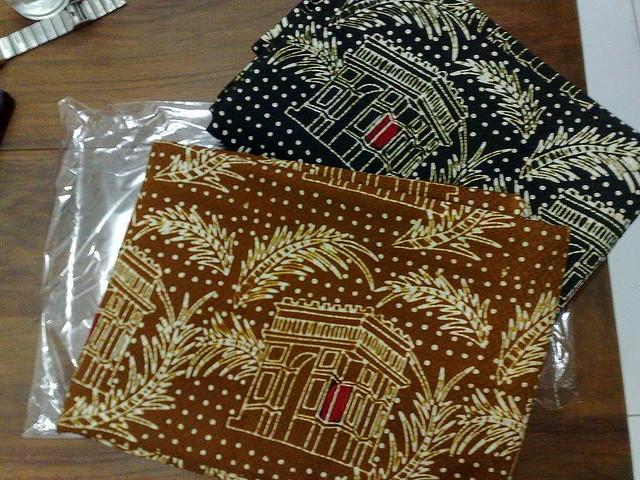 Motif batik Kediri mengangkat Gunung Kelud, Simpang Lima Gumul, candi, flora, dan fauna sebagai penanda kekayaan budaya Kabupaten Kediri.