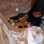 Batik Kediri menggunakan teknik tulis, semi tulis, cap, dan printing, dengan pewarna alami maupun sintetis untuk menghasilkan beragam motif.