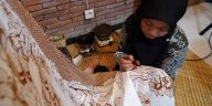 Batik Kediri menggunakan teknik tulis, semi tulis, cap, dan printing, dengan pewarna alami maupun sintetis untuk menghasilkan beragam motif.