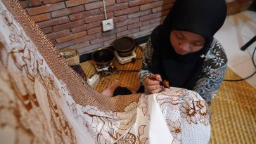 Batik Kediri menggunakan teknik tulis, semi tulis, cap, dan printing, dengan pewarna alami maupun sintetis untuk menghasilkan beragam motif.
