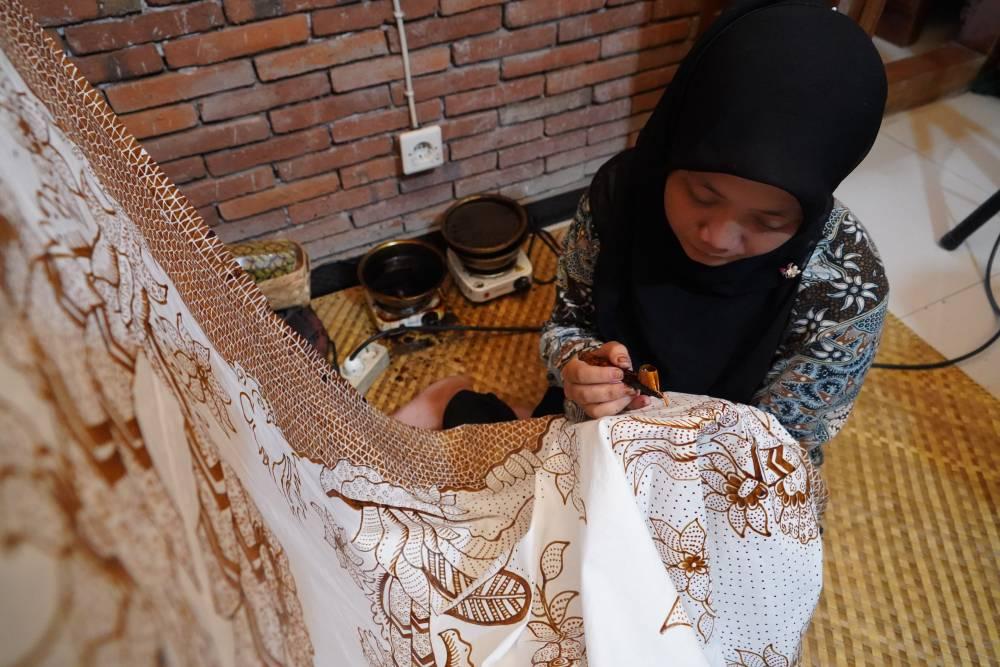 Batik Kediri menggunakan teknik tulis, semi tulis, cap, dan printing, dengan pewarna alami maupun sintetis untuk menghasilkan beragam motif.