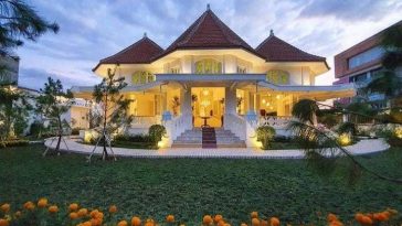 Batik Keris menapaki sejarah panjang dari usaha keluarga di Solo hingga menjadi merek nasional, dengan inovasi produk dan pelestarian budaya.