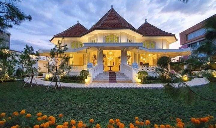 Batik Keris menapaki sejarah panjang dari usaha keluarga di Solo hingga menjadi merek nasional, dengan inovasi produk dan pelestarian budaya.
