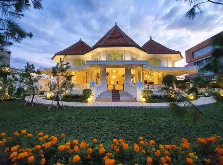 Batik Keris menapaki sejarah panjang dari usaha keluarga di Solo hingga menjadi merek nasional, dengan inovasi produk dan pelestarian budaya.