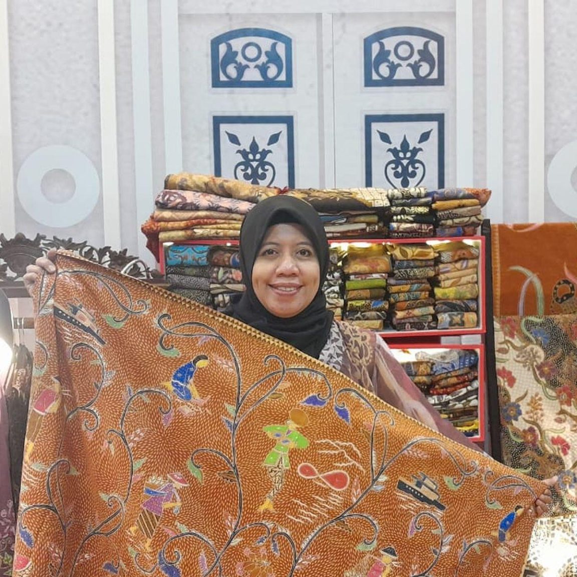Batik Kudus Motif Parijoto terinspirasi tanaman khas Gunung Muria, menyimpan makna syukur, doa kebaikan, dan warisan budaya.