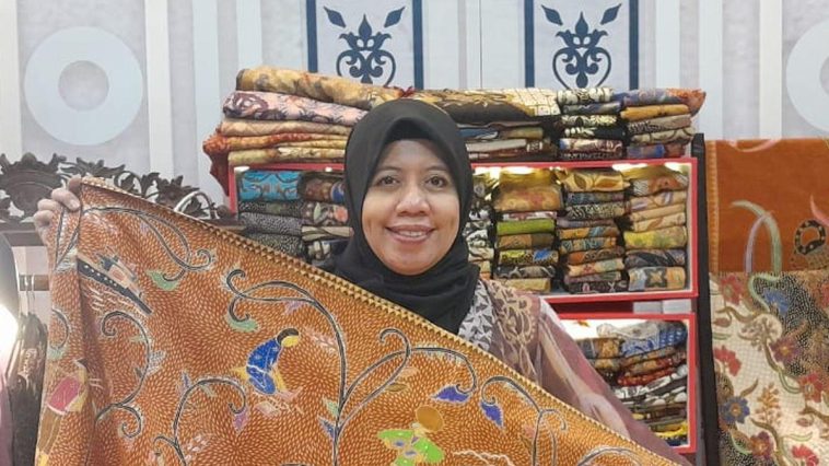 Batik Kudus Motif Parijoto terinspirasi tanaman khas Gunung Muria, menyimpan makna syukur, doa kebaikan, dan warisan budaya.