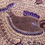 Batik Indramayu Paoman memiliki motif pesisir yang khas. Simak sejarah, teknik nyomplong, dan peran perajin dalam menjaga warisan budaya lokal.