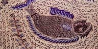 Batik Indramayu Paoman memiliki motif pesisir yang khas. Simak sejarah, teknik nyomplong, dan peran perajin dalam menjaga warisan budaya lokal.