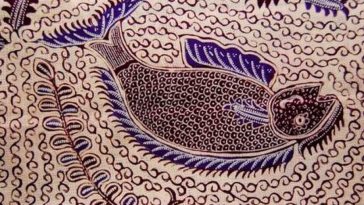 Batik Indramayu Paoman memiliki motif pesisir yang khas. Simak sejarah, teknik nyomplong, dan peran perajin dalam menjaga warisan budaya lokal.