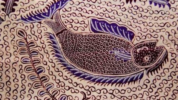 Batik Indramayu Paoman memiliki motif pesisir yang khas. Simak sejarah, teknik nyomplong, dan peran perajin dalam menjaga warisan budaya lokal.