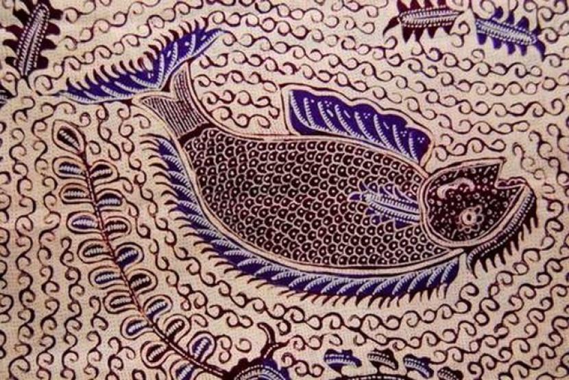 Batik Indramayu Paoman memiliki motif pesisir yang khas. Simak sejarah, teknik nyomplong, dan peran perajin dalam menjaga warisan budaya lokal.