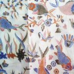 Batik Indramayu mengangkat motif ikan, udang, kepiting, dan kapal kandas. Warna cerah serta teknik batik tulis jadi ciri khas Paoman.