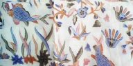 Batik Indramayu mengangkat motif ikan, udang, kepiting, dan kapal kandas. Warna cerah serta teknik batik tulis jadi ciri khas Paoman.