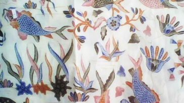 Batik Indramayu mengangkat motif ikan, udang, kepiting, dan kapal kandas. Warna cerah serta teknik batik tulis jadi ciri khas Paoman.