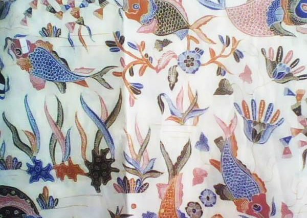 Batik Indramayu mengangkat motif ikan, udang, kepiting, dan kapal kandas. Warna cerah serta teknik batik tulis jadi ciri khas Paoman.