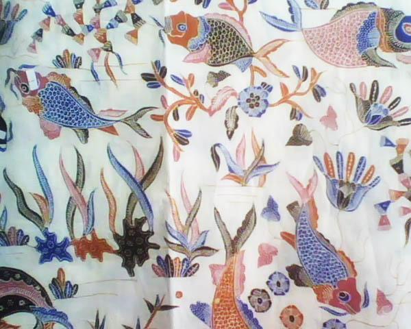 Batik Indramayu mengangkat motif ikan, udang, kepiting, dan kapal kandas. Warna cerah serta teknik batik tulis jadi ciri khas Paoman.