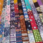 Batik Indramayu memberdayakan perempuan lewat produksi, pelatihan, dan usaha lokal. Galeri Paoman Art menjadi pusat pengembangan batik lokal.
