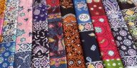 Batik Indramayu memberdayakan perempuan lewat produksi, pelatihan, dan usaha lokal. Galeri Paoman Art menjadi pusat pengembangan batik lokal.