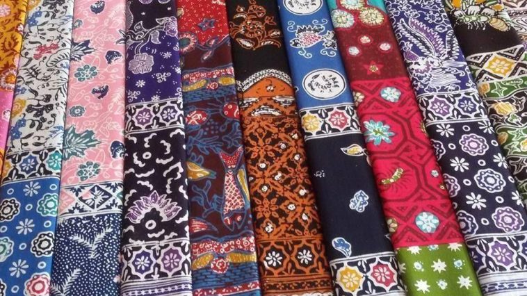 Batik Indramayu memberdayakan perempuan lewat produksi, pelatihan, dan usaha lokal. Galeri Paoman Art menjadi pusat pengembangan batik lokal.