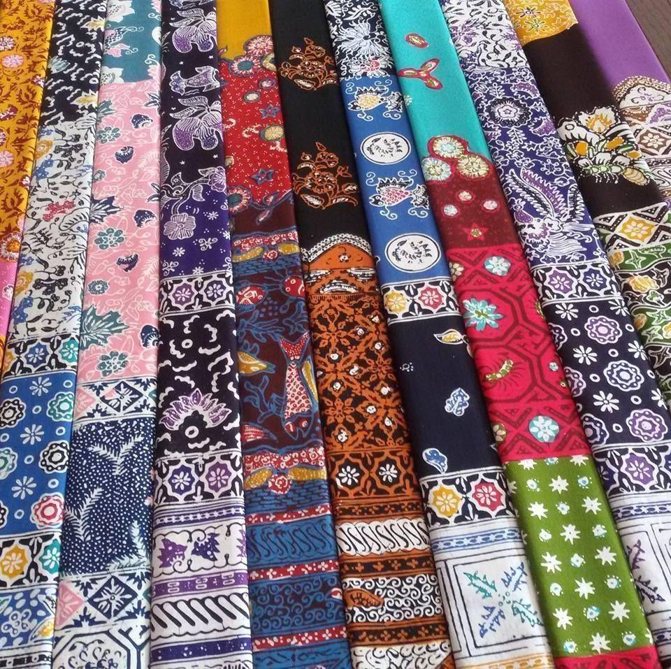 Batik Indramayu memberdayakan perempuan lewat produksi, pelatihan, dan usaha lokal. Galeri Paoman Art menjadi pusat pengembangan batik lokal.