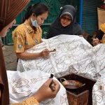 Batik Semarang memiliki delapan motif khas yang merepresentasikan keberagaman budaya, sejarah, nilai filosofis, dan identitas masyarakat melalui unsur fauna, flora, serta bangunan bersejarah.