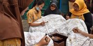 Batik Semarang memiliki delapan motif khas yang merepresentasikan keberagaman budaya, sejarah, nilai filosofis, dan identitas masyarakat melalui unsur fauna, flora, serta bangunan bersejarah.