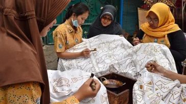 Batik Semarang memiliki delapan motif khas yang merepresentasikan keberagaman budaya, sejarah, nilai filosofis, dan identitas masyarakat melalui unsur fauna, flora, serta bangunan bersejarah.
