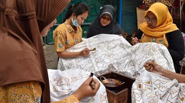 Batik Semarang memiliki delapan motif khas yang merepresentasikan keberagaman budaya, sejarah, nilai filosofis, dan identitas masyarakat melalui unsur fauna, flora, serta bangunan bersejarah.