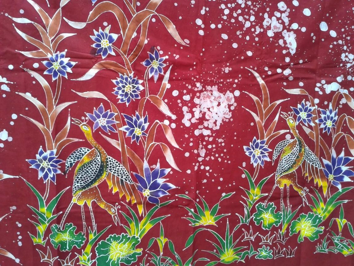 Motif Batik Semarang menonjolkan fauna seperti merak dan kupu-kupu, warna oranye kemerahan, serta corak bebas khas pesisir utara Pulau Jawa.