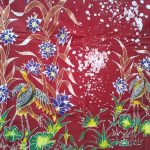 Motif Batik Semarang menonjolkan fauna seperti merak dan kupu-kupu, warna oranye kemerahan, serta corak bebas khas pesisir utara Pulau Jawa.